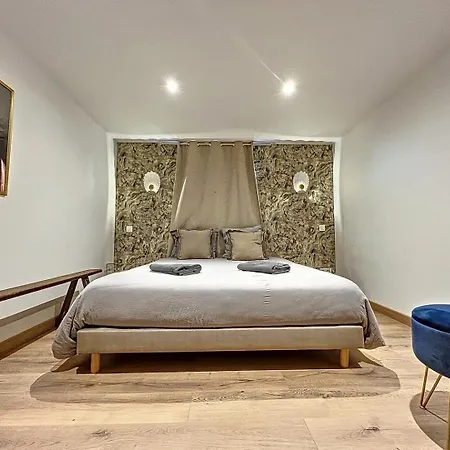 Basement/entresol Face A La 180° Apartment *