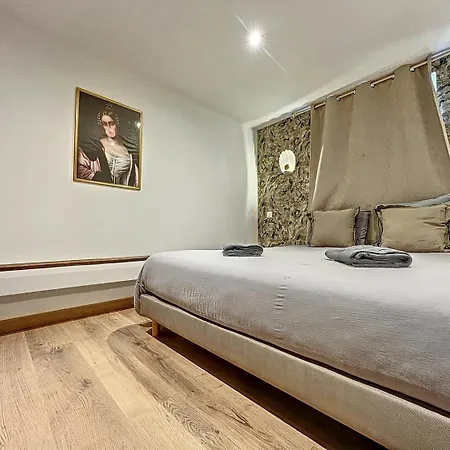 Basement/entresol Face A La 180° Apartment *