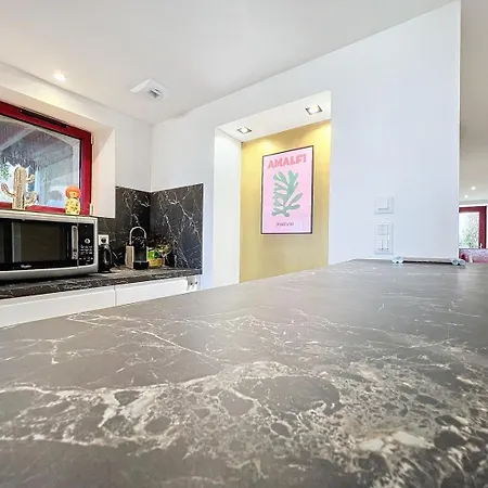 Basement/entresol Face A La 180° Apartment *