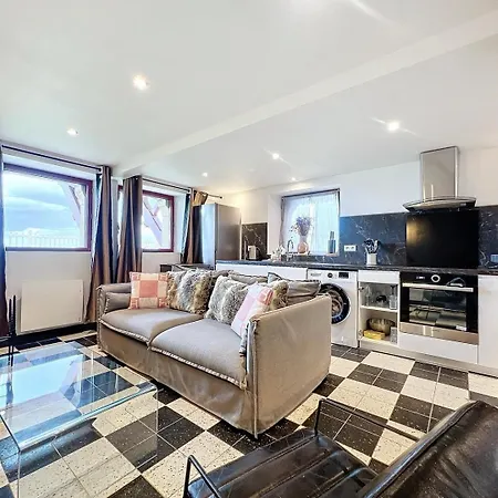 Basement/entresol Face A La 180° Apartment